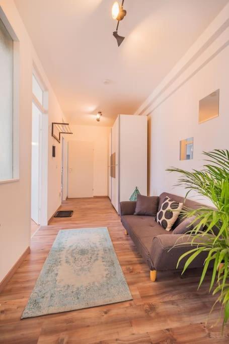Location, Near Schoenbrunn, 2 Min To U4 Laengenfeldgasse