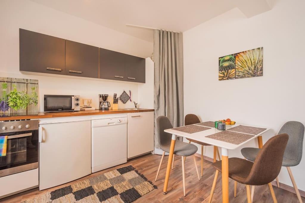 Location, Near Schoenbrunn, 2 Min To U4 Laengenfeldgasse Apartment